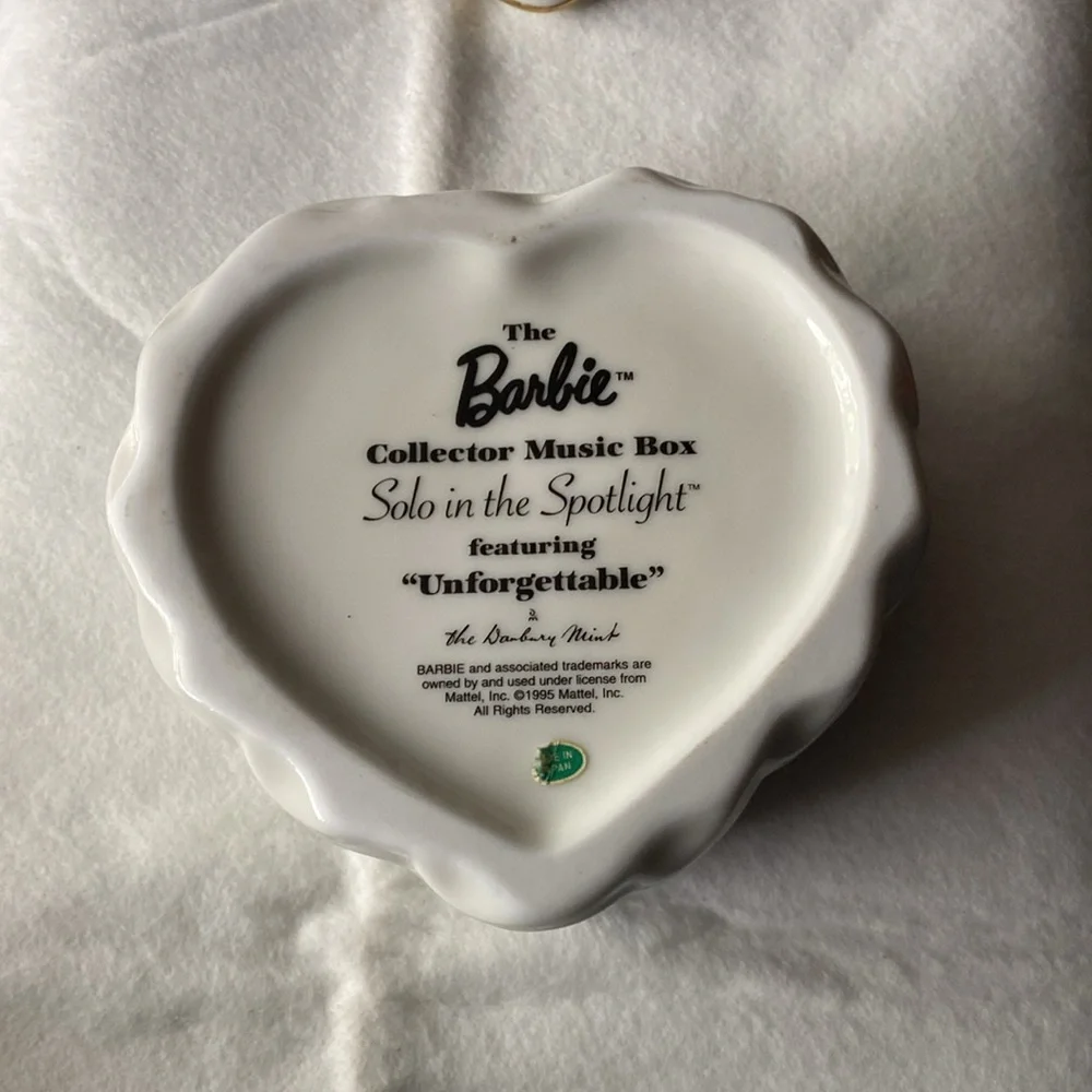 The Barbie collector music box.
Solo in the spotlight.
Featuring “unforgettable” - Picture 3 of 4